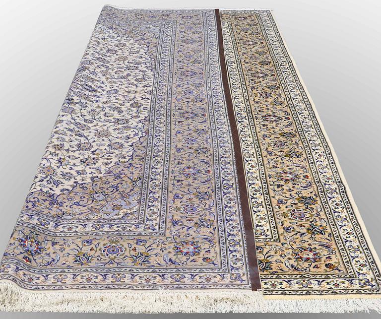 A Keshan carpet, approx. 354 x 254 cm.