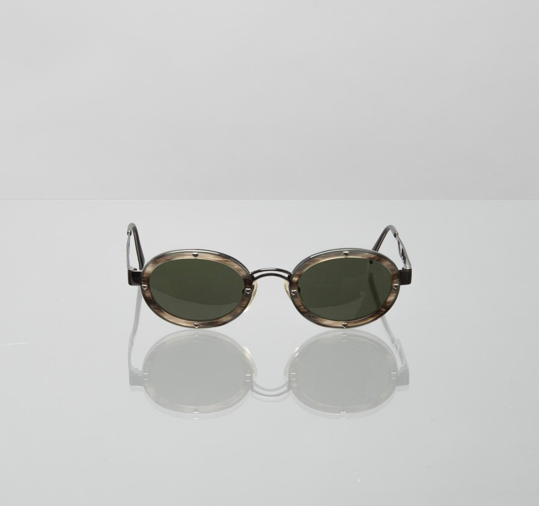 SOLGLASÖGON, Moschino.