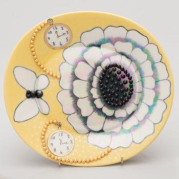 A ceramic dish marked Birger Kaipiainen, Arabia.