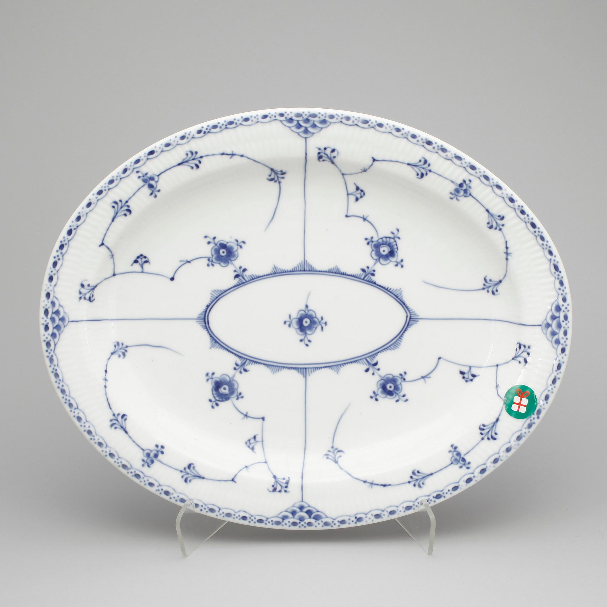 SERVISDELAR, 27 delar, "Musselmalet", Royal Copenhagen, 1900-talets.
