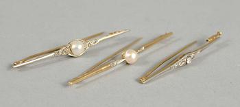 SCARVESNÅLAR, 3 st, guld med pärlor samt diamant.