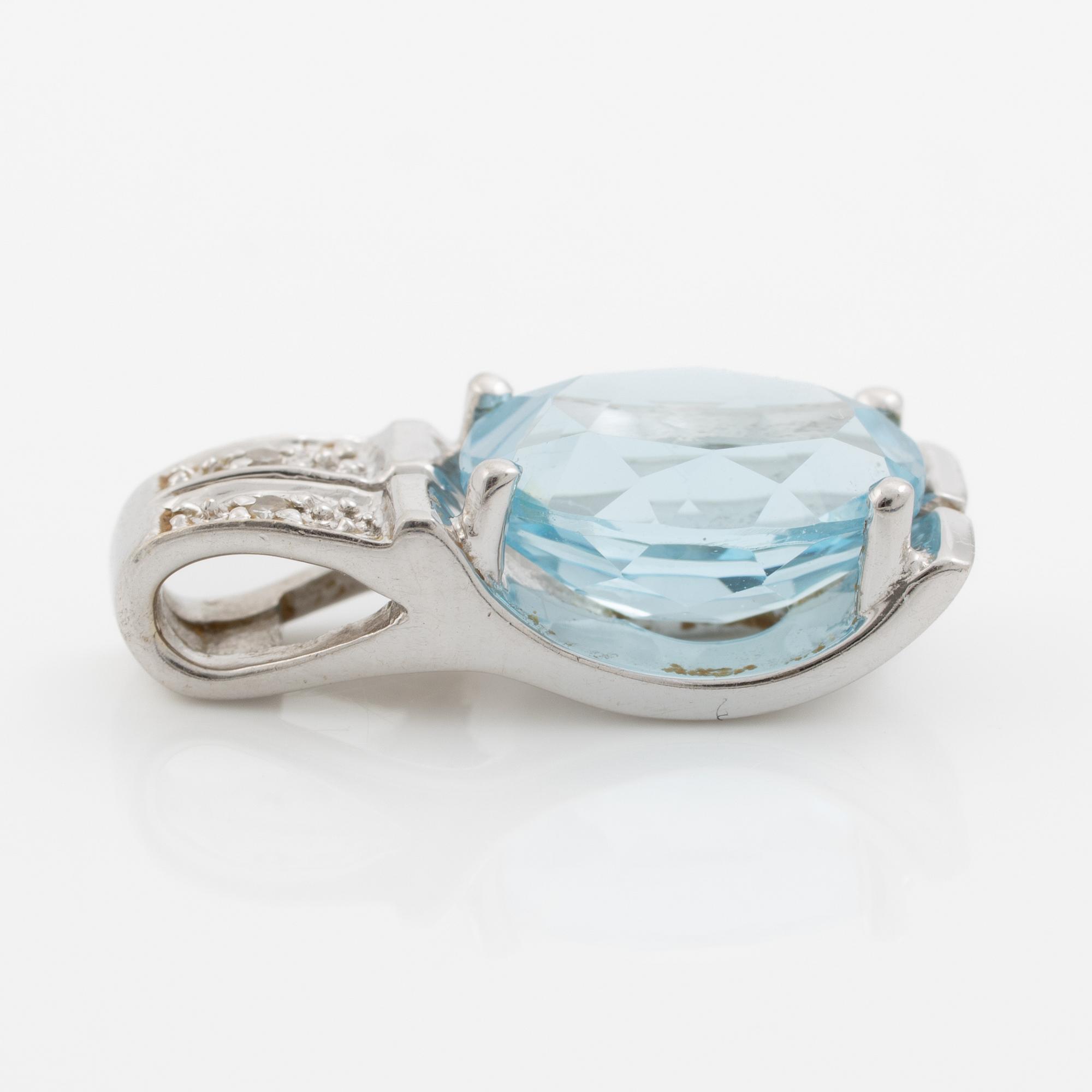 Pendant in 18K gold with a topaz and small diamonds.