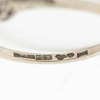 Ring, three-stone ring, 18K white gold set with three brilliant-cut diamonds.