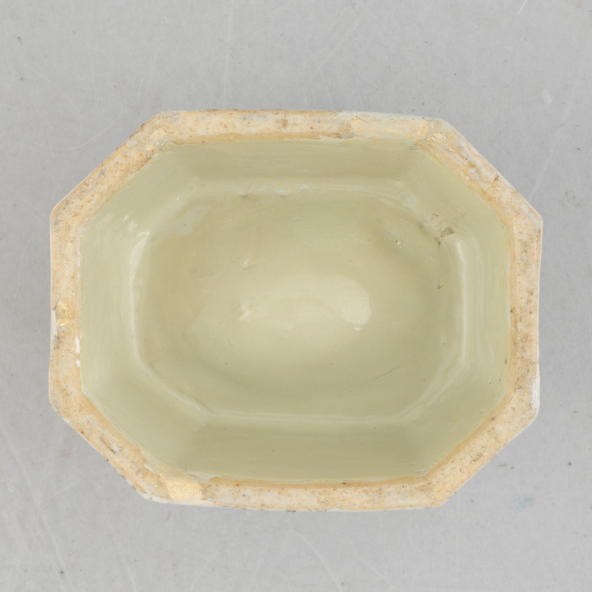 An armorial export porcelain salt cellar, China, Qianlong (1736-95).