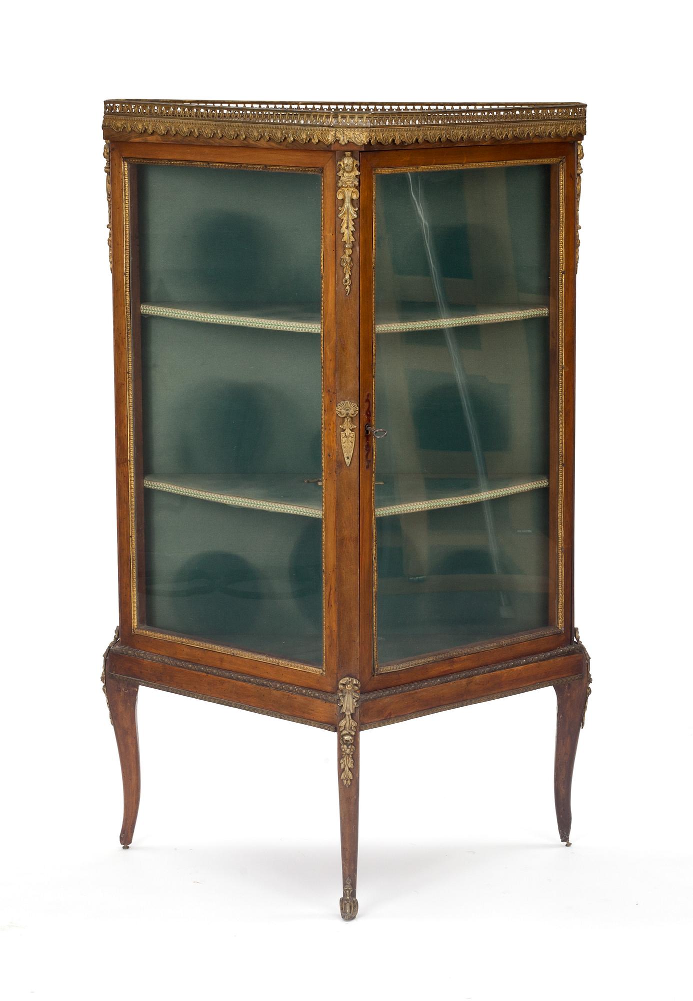 VITRINSKÅP, Louis XVI-stil. 1900-talets första hälft.