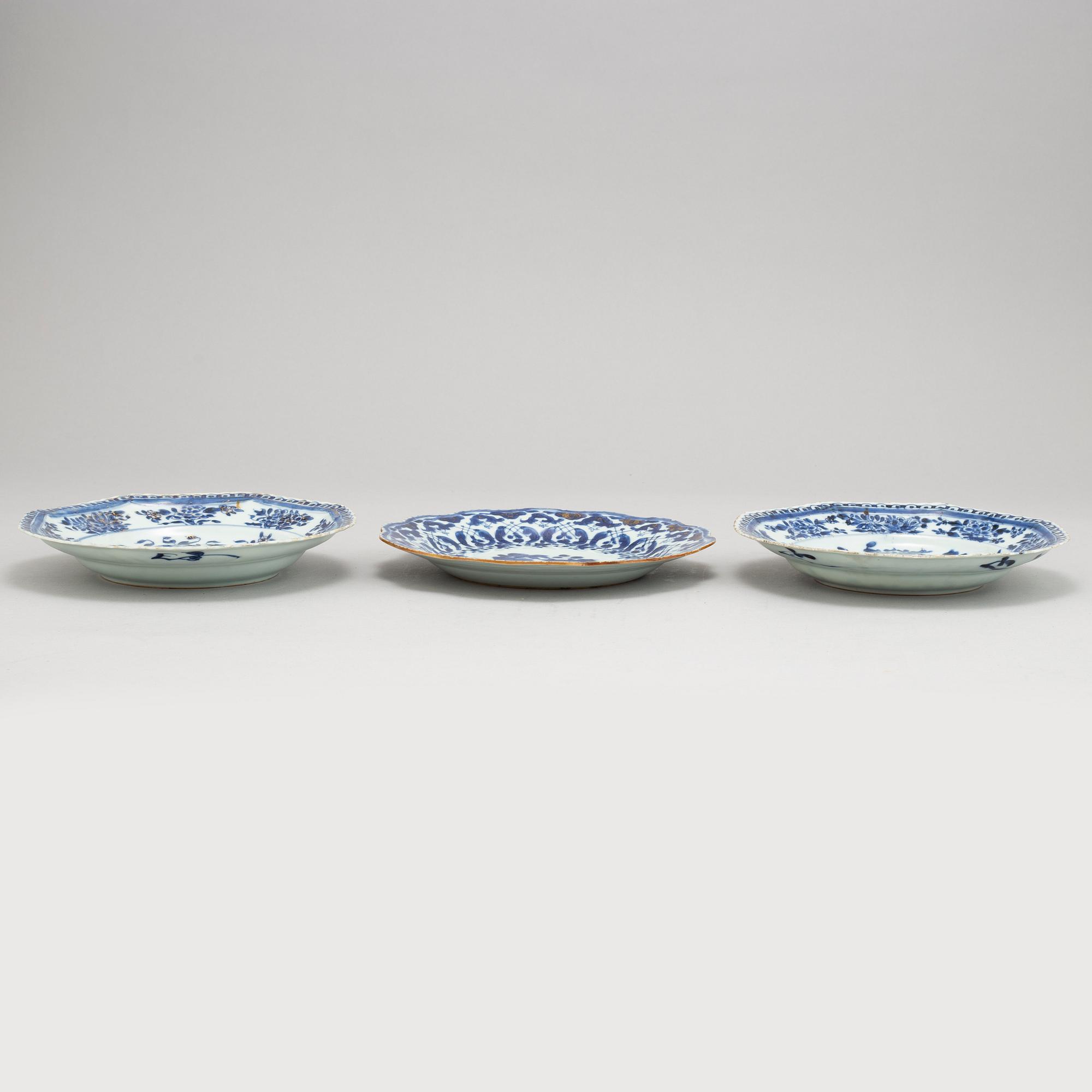 A set with three blue and white dinner plates, Qing dynasty, Kangxi (1662-1722).
