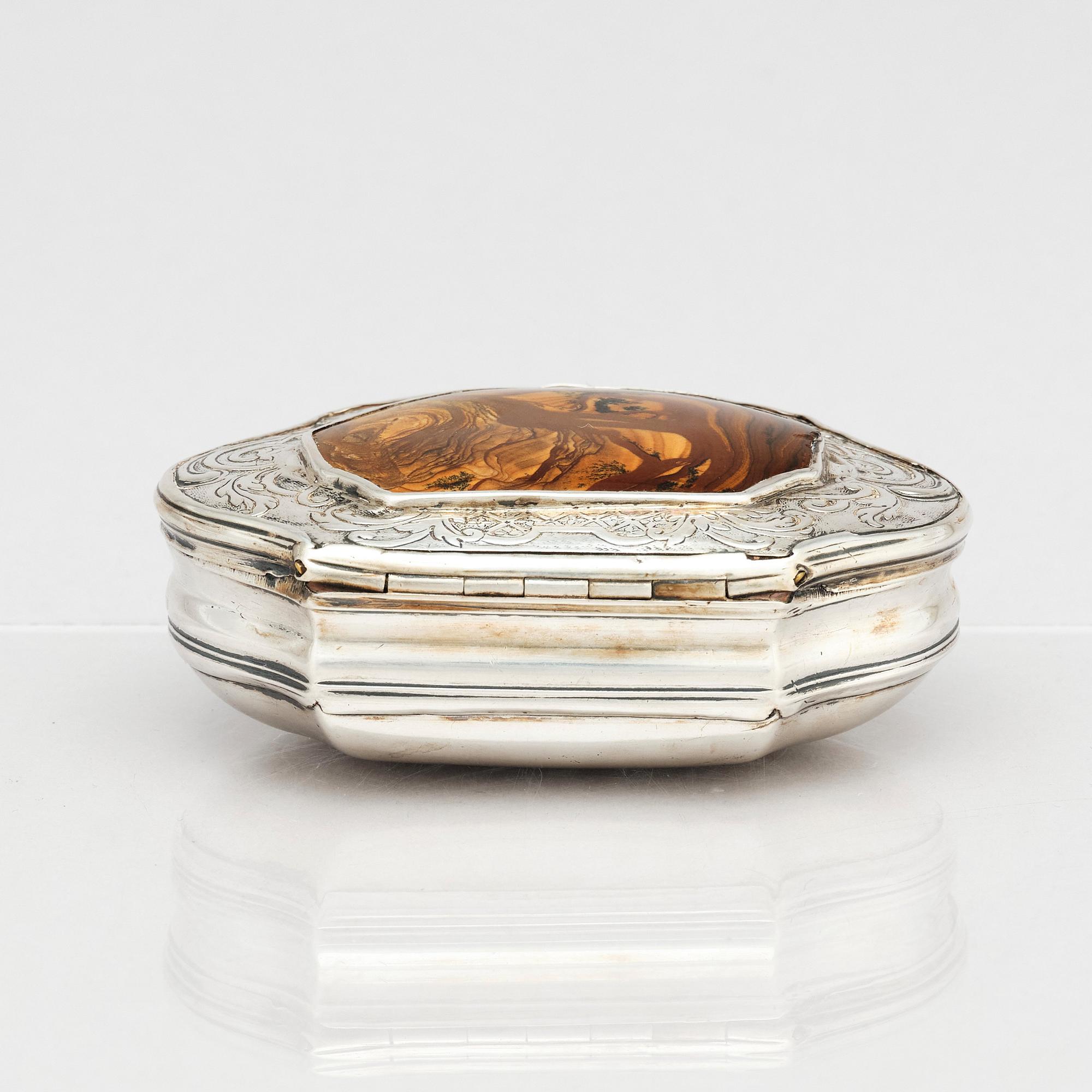 Snusdosa, delvis förgyllt silver och agat, oidentifierad mästarstämpel, mitten 1700-talet. Rokoko.