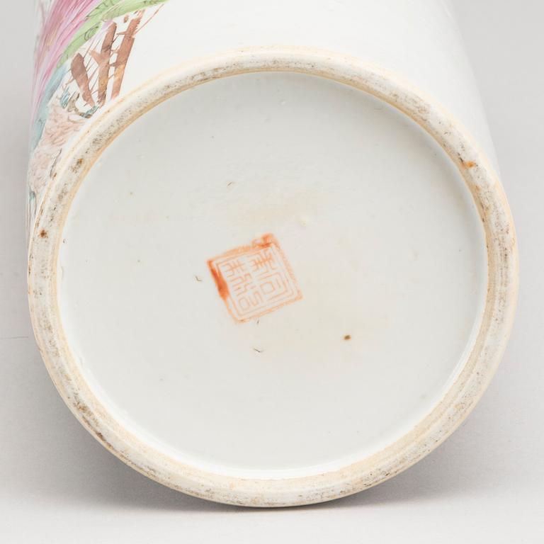 A Chinese Republic porcelain vase.