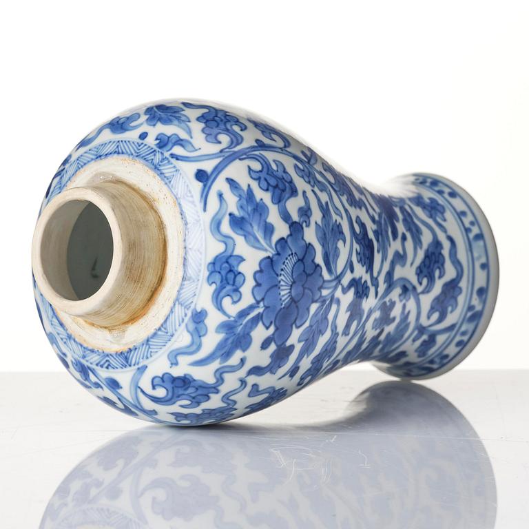 Vas, porslin. Qingdynastin, Kangxi (1662-1722).
