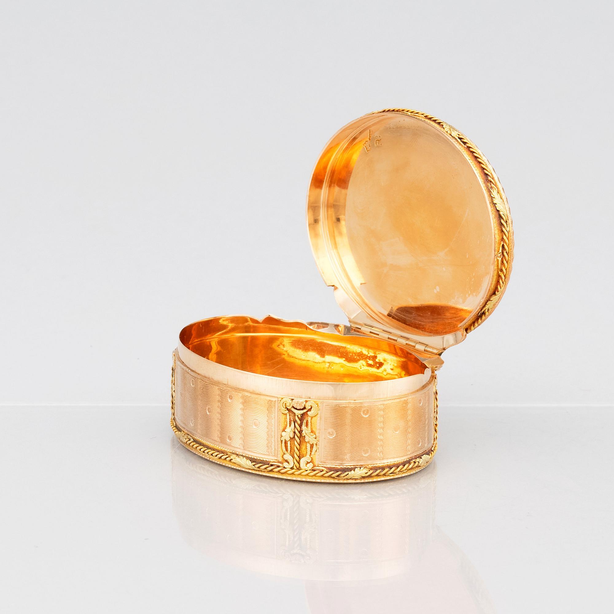 A late 18th century gold box en deux colour and enamel, possibly Hanau, Louis XVI.