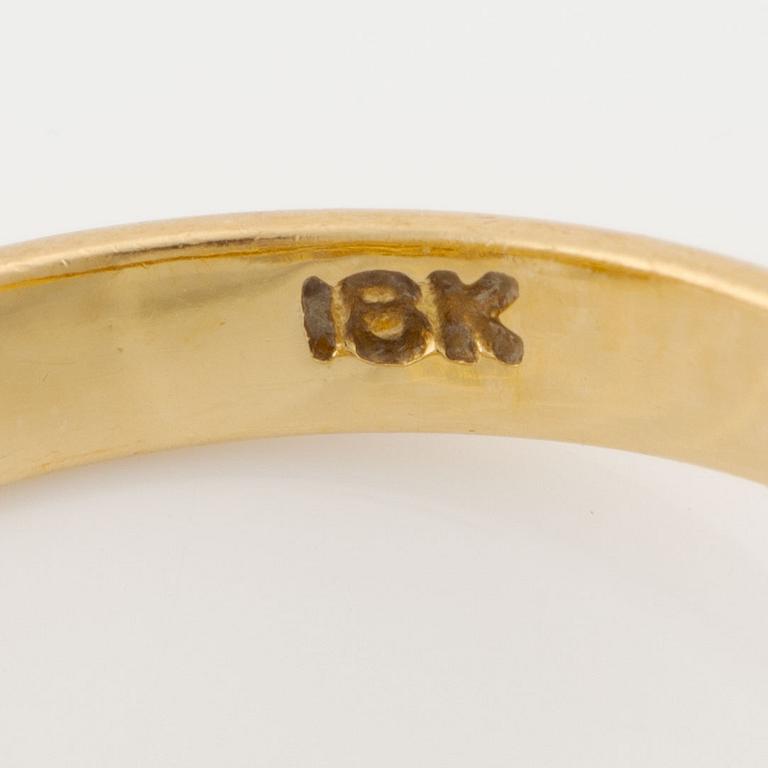 Ring 18K guld med stenar i olika färger.