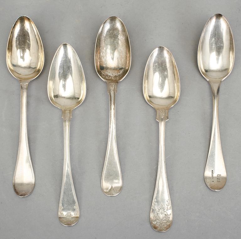 SOPPSLEV samt 5st SKEDAR, silver, bland annat Gustaf Åberg, Jönköping, 1800. Skedarnas vikt ca 274g.