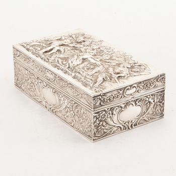 J. L SCHLINGLOFF, a german Hanau early 20th century silver box. Weight 400 gram.