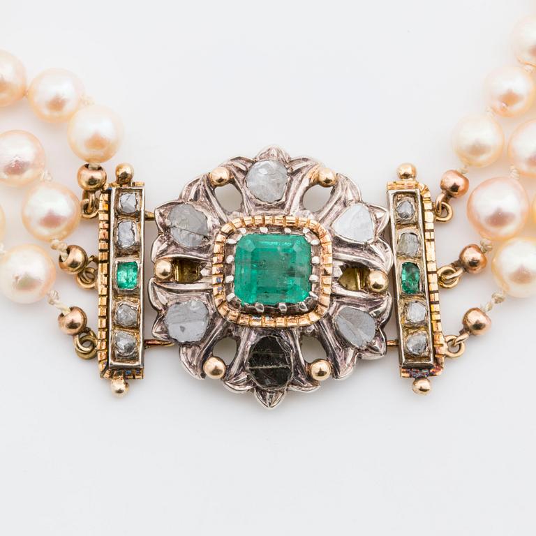 PEARL NECKLACE, 3 rows, clasp in 14K gold 1 emerald approx 7 x 7 mm and diamonds, rose-cut diamonds and emeralds.