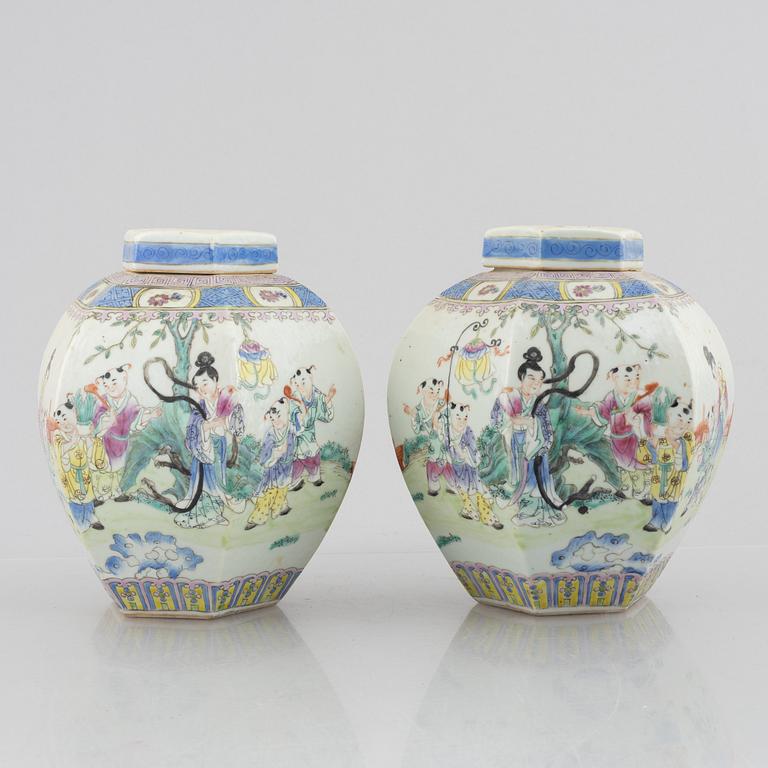A pair of porcelain urna with covers, China, second half of the 20th century.