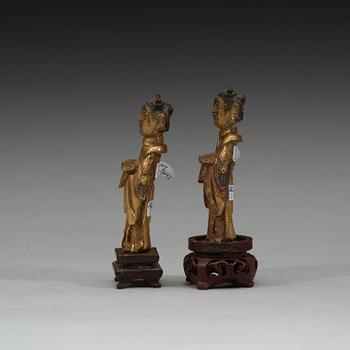 FIGURINER, två stycken, förgylld brons, Mingdynastin, 1600-tal.