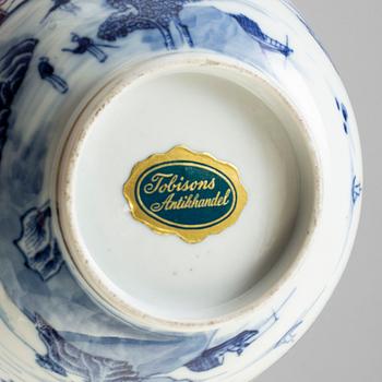 Twelve blue and white export porcelain plates and a bowl, Qing dynasty, Qianlong (1736-95).