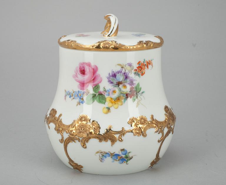 SKÅL MED LOCK, porslin, Meissen, 1900-talets början.