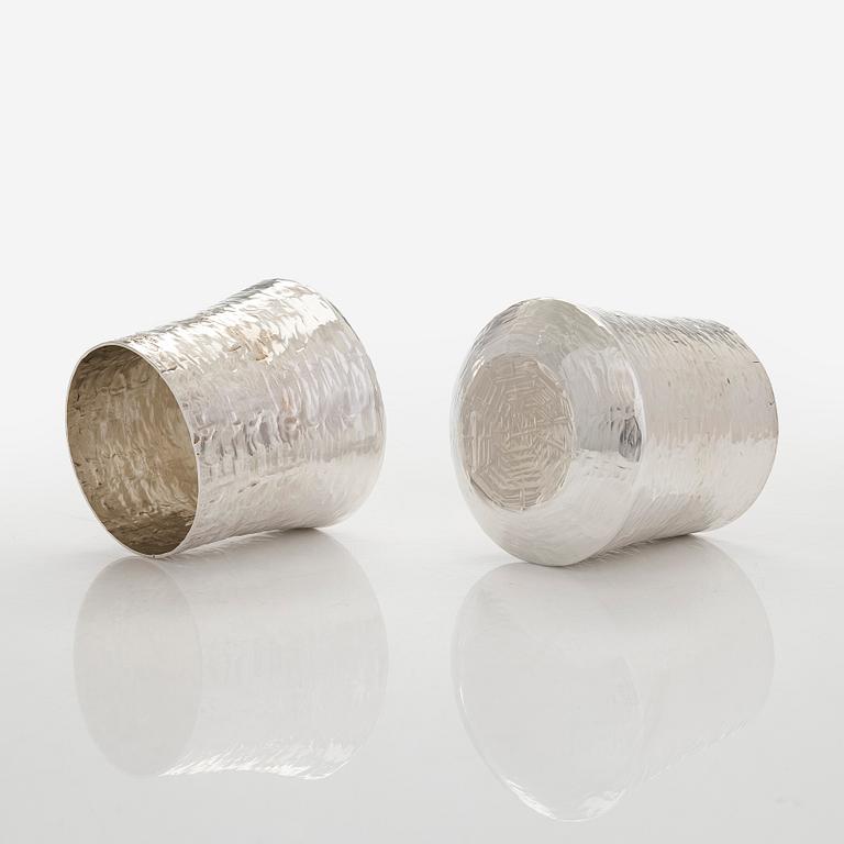 Tapio Wirkkala, malja ja pikareita 2 kpl, sterlinghopeaa, Kultakeskus Hämeenlinna, 1970, 1974 ja 1979.