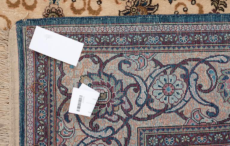 SEMI-ANTIQUE SILK KASHAN. 204,5 x 131,5 cm.