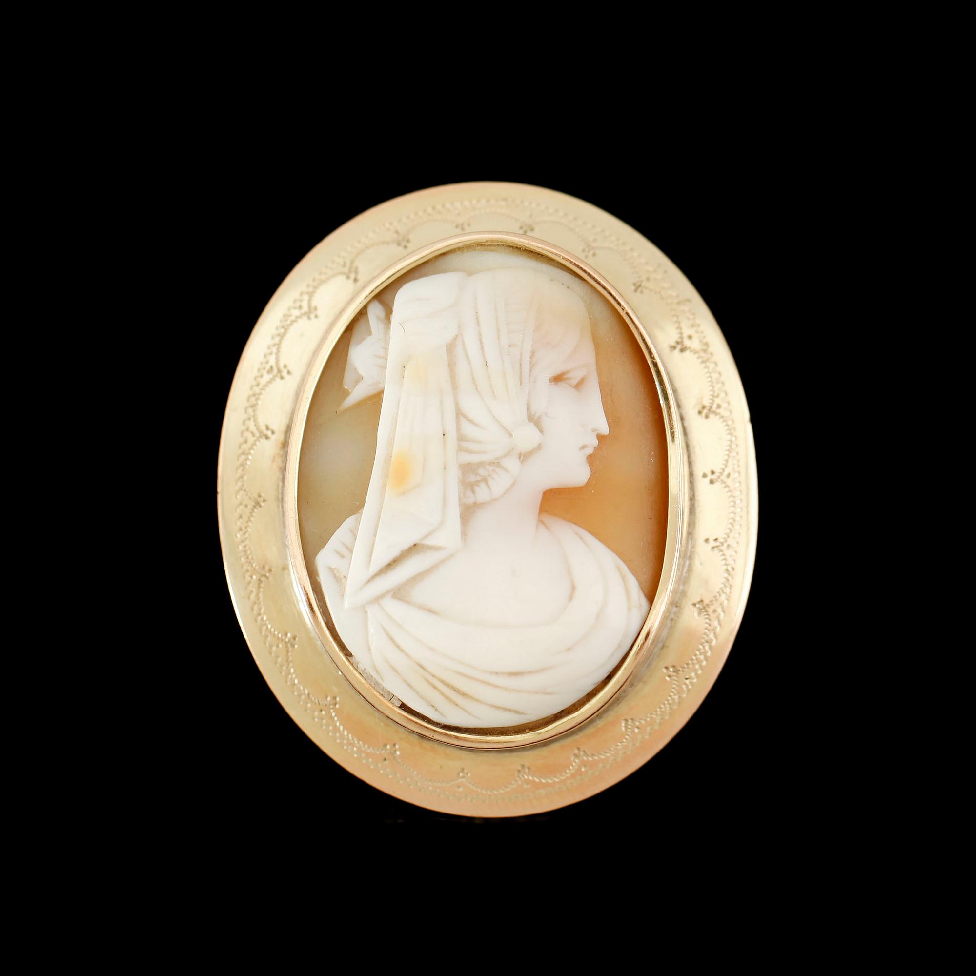 RING, 18 samt 14 k guld, med skuren snäckskalskkamé.