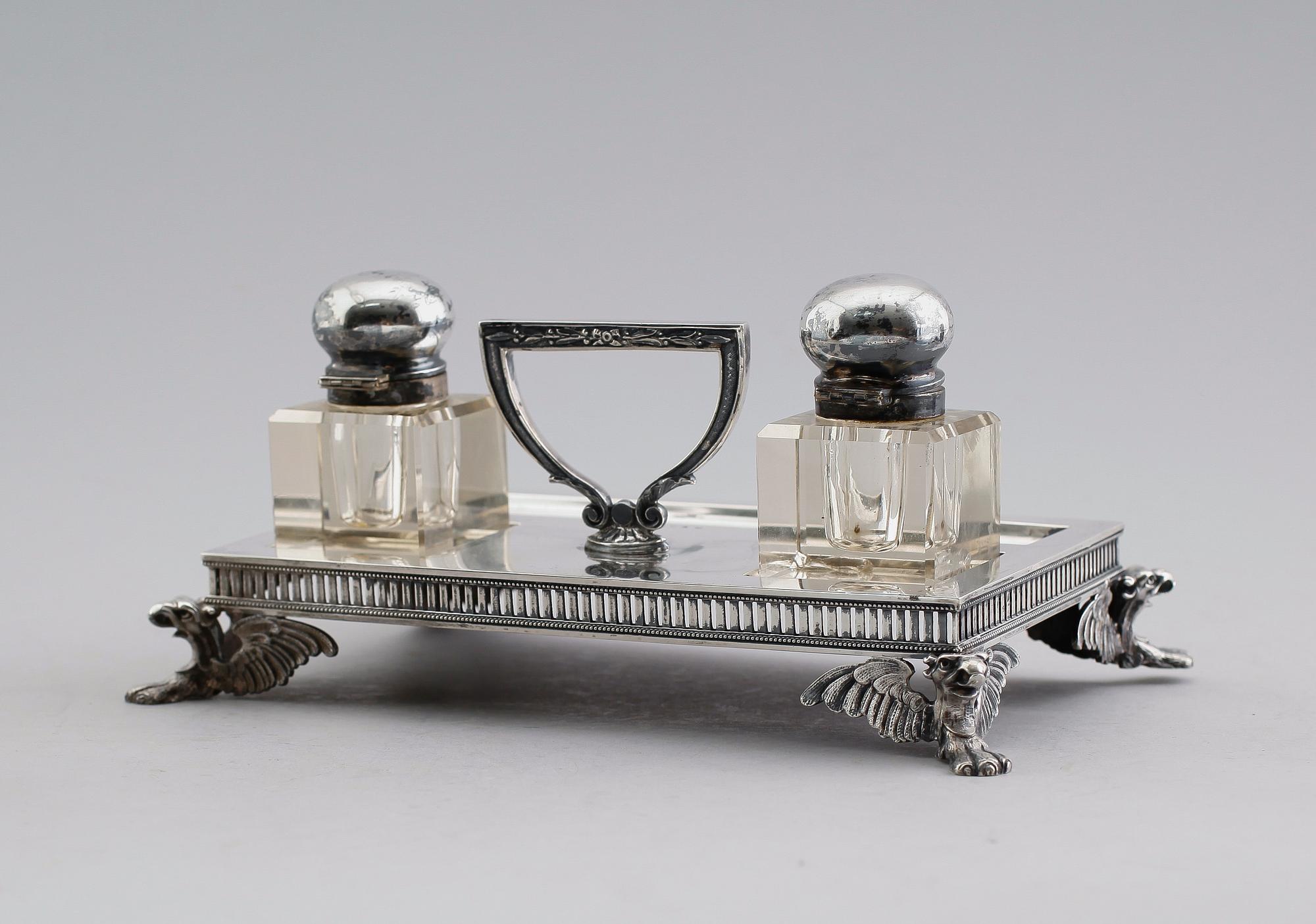 BLÄCKSTÄLL, silver, Stockholm 1905. Ställets vikt ca 609 gram.