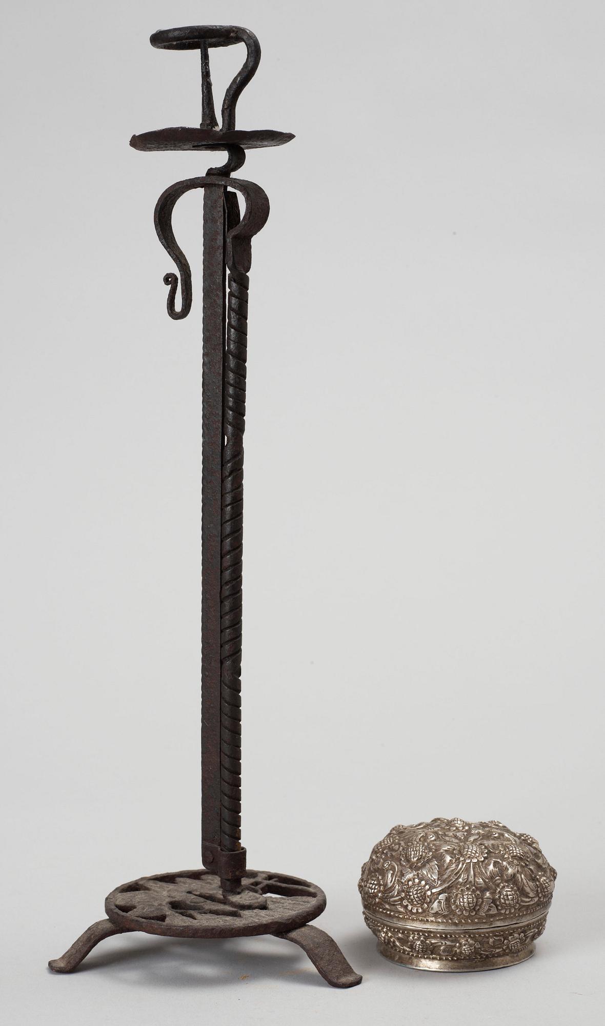 BURK samt LJUSHÅLLARE, silver, metall. Burma, Kina 1800/1900-tal.