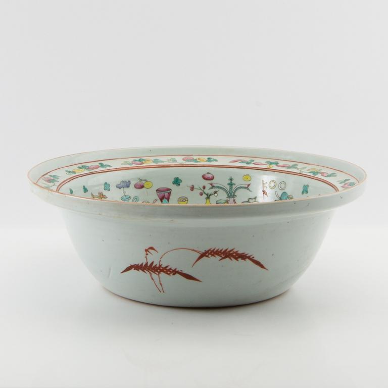 Wash basin China 20th century porcelain.
