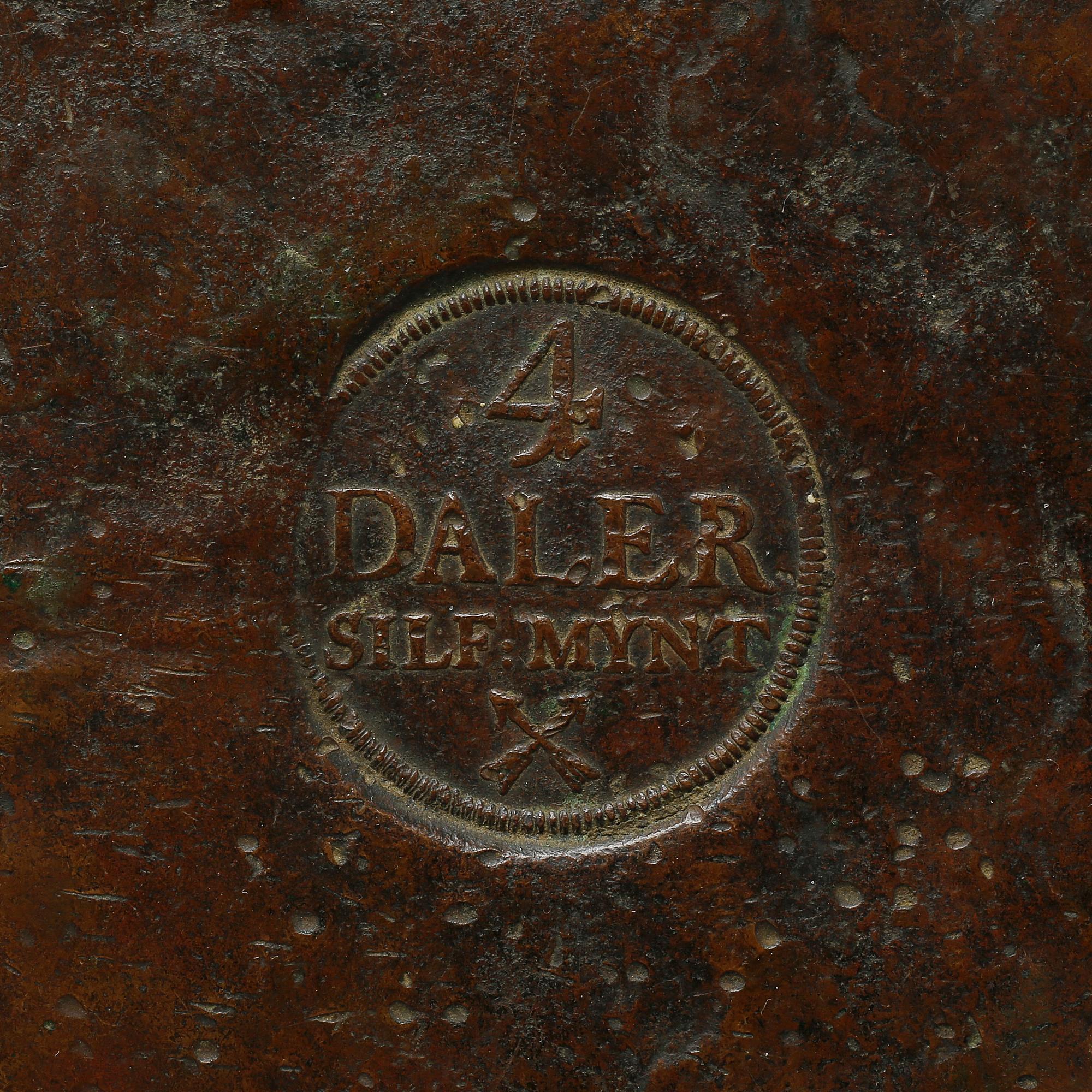 PLÅTMYNT, 4 daler, daterad 1721.