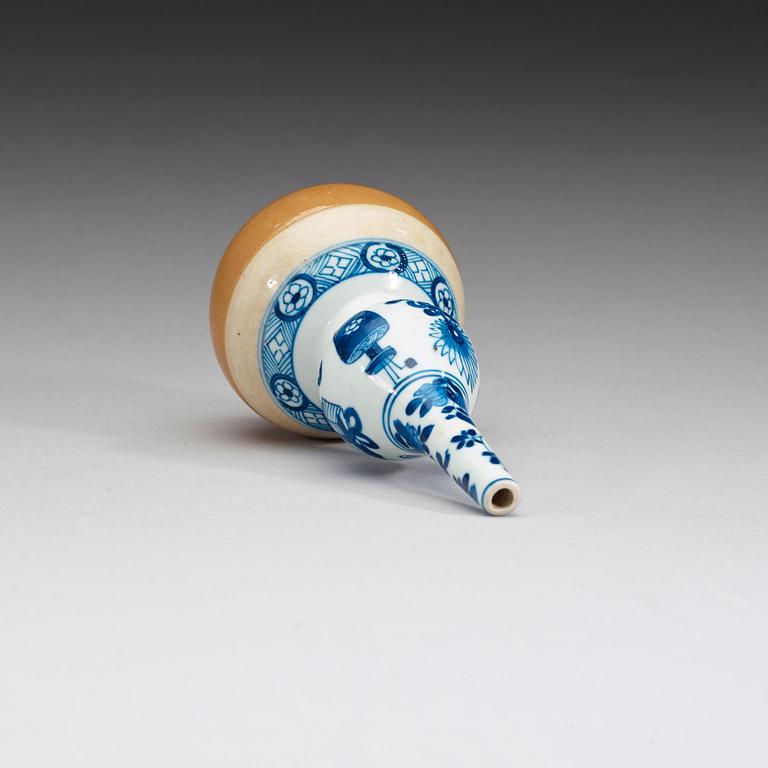 A blue and white with cappuciner glazed rose water sprinkler, Qing dynasty, Kangxi (1662-1722).