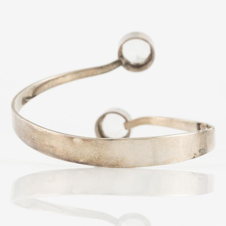 Gert Thysell, Gussi, armring silver med syntetisk vit spinell.