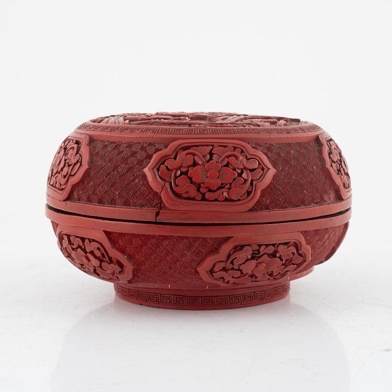 Ask med lock, lackerad i rött, Kina, 1900-tal.