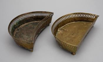 SPOTTKOPPAR, 2 st, mässing, empire, 1800-talets första hälft.