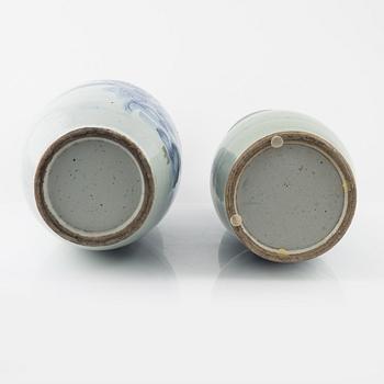 A set of two Chinese vases, late Qing dynasty/early 20th Century.