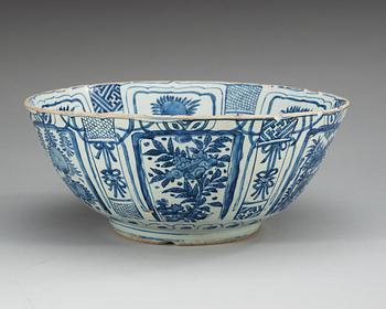 A large blue and white kraak bowl, Ming dynastin, Wanli (1572-1620).