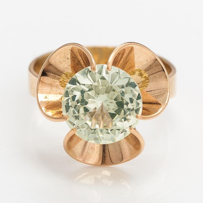 Elis Kauppi, A 14K gold rig with a synthetic spinel. Kupittaan kulta, Turku 1972.
