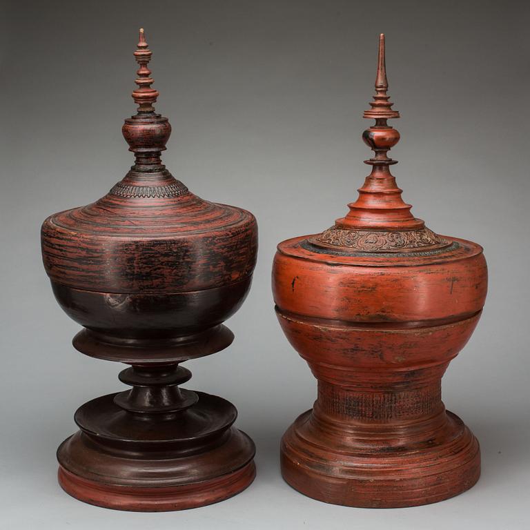 GOLVURNOR med LOCK, 2 st, trä, 1900-tal. Burma.