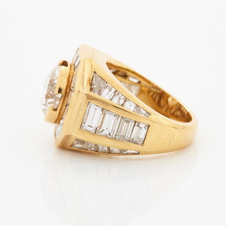 An 18K gold ring set with a round brilliant-cut diamond 3.01 cts.