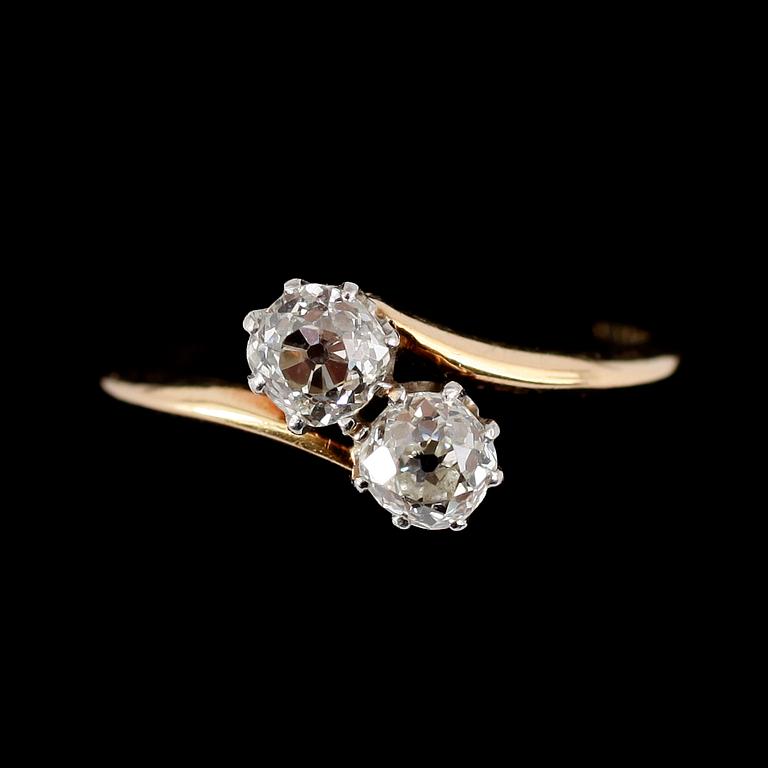 RING, 18 k guld, med 2 diamanter, tot ca 0.50 ct enl gravyr, 1900-talets första hälft.