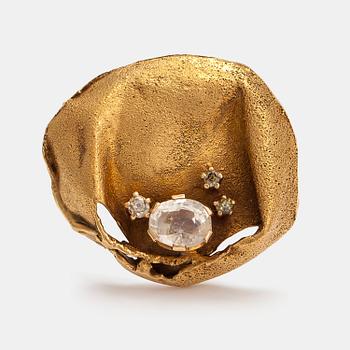 Lotta Orkomies, An 18K gold broosch with three sapphireas and a ca. 0.10 ct diamond. A Tillander, Helsinki 1970.
