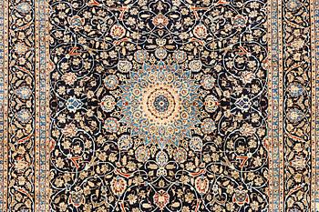 A Kashan carpet, c. 397 x 300 cm.