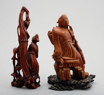 SKULPTURER, 2 st, snidat trä, Kina, 1900-tal.