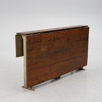 A gate-leg table, 19th century.