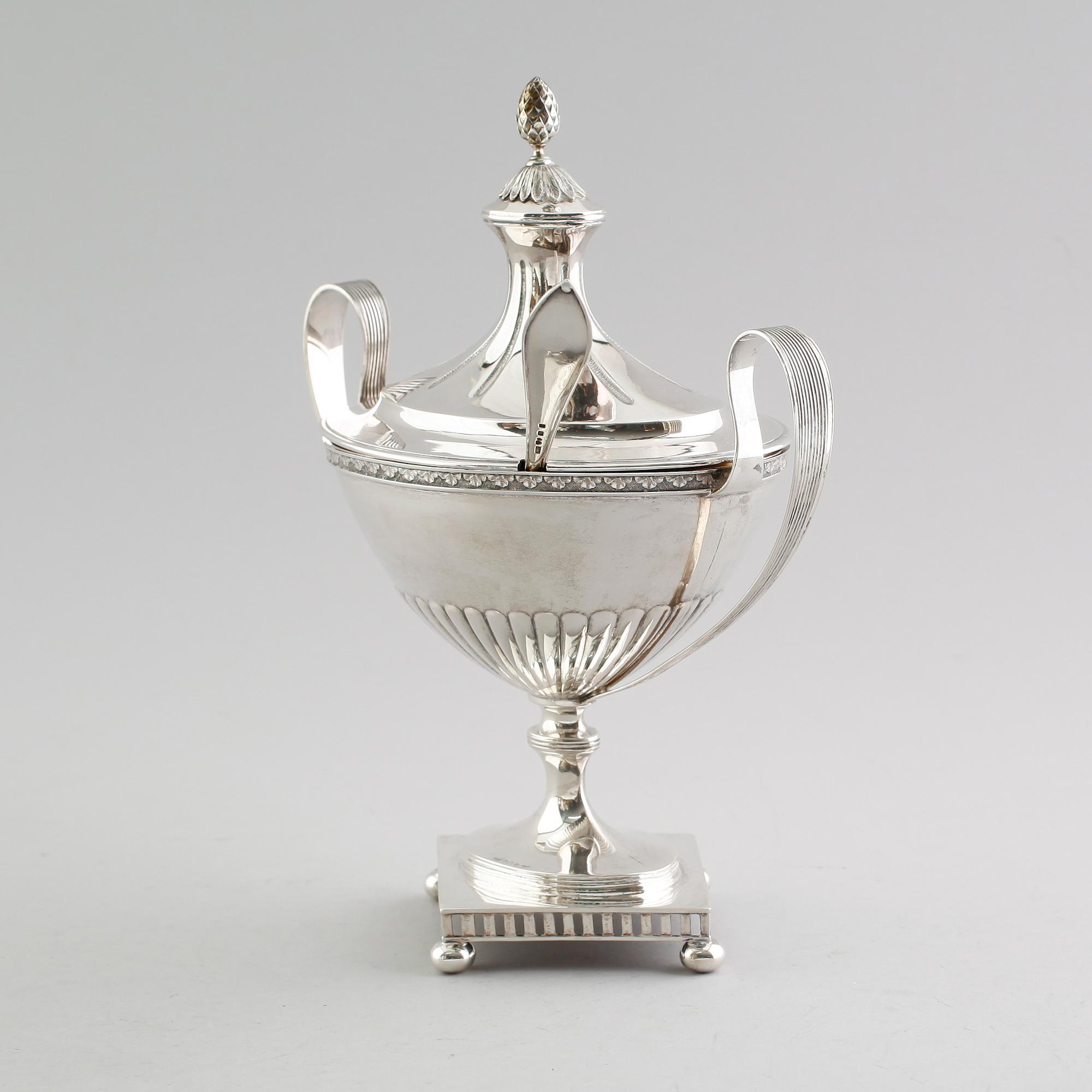 STRÖSOCKERSKÅL MED LOCK, silver, GAB, Stockholm, 1918 SAMT STRÖSKED, 1915. Vikt ca 683 g.
