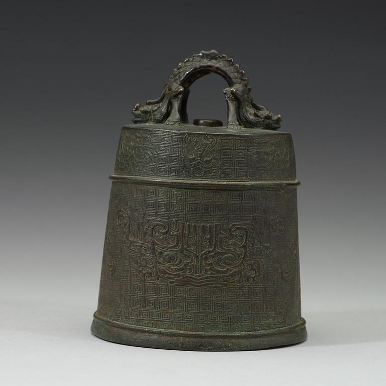 An archaistic bronze bell, late Ming dynasty (1368-1643).