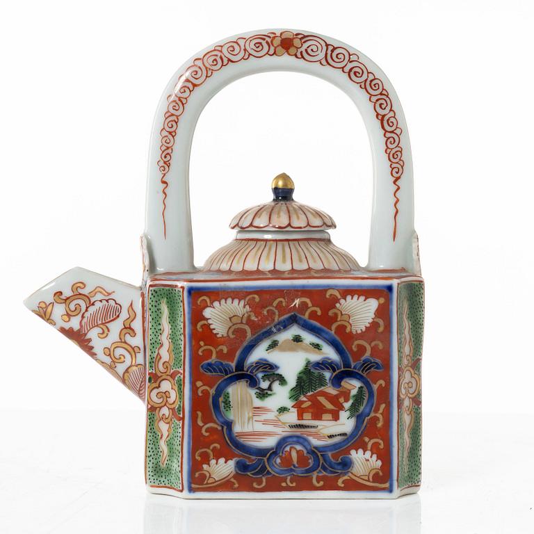 Tallrikar, fyra stycken, samt tekanna med lock, porslin. Japan, Meiji (1868-1912).