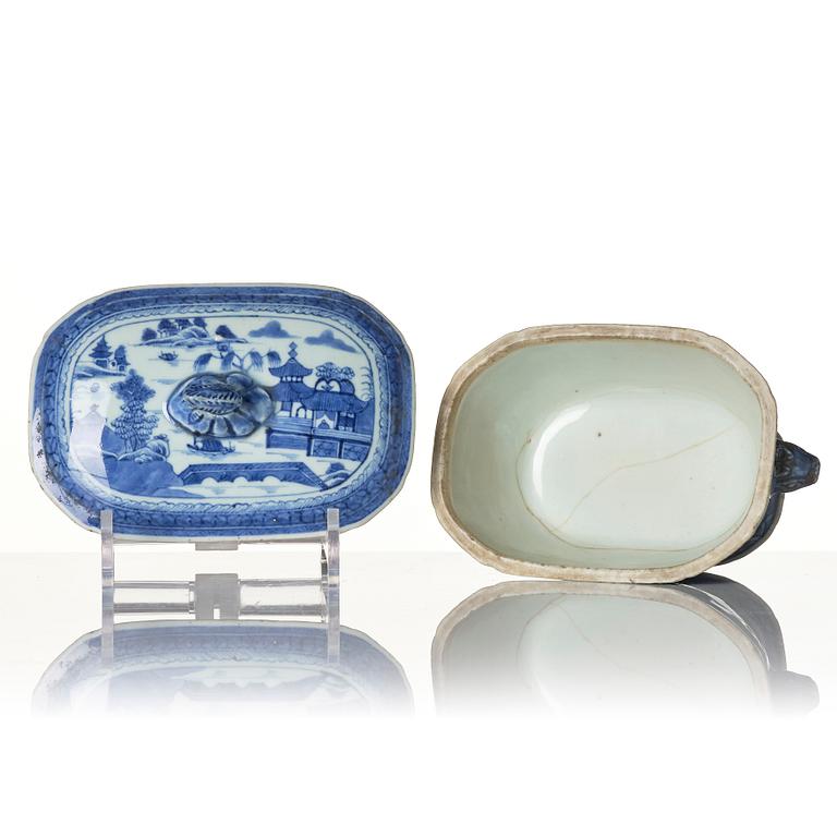 A Chinese blue and white porcelain service, 16 pieces, Qing dynasty, Qianlong (1736-95).