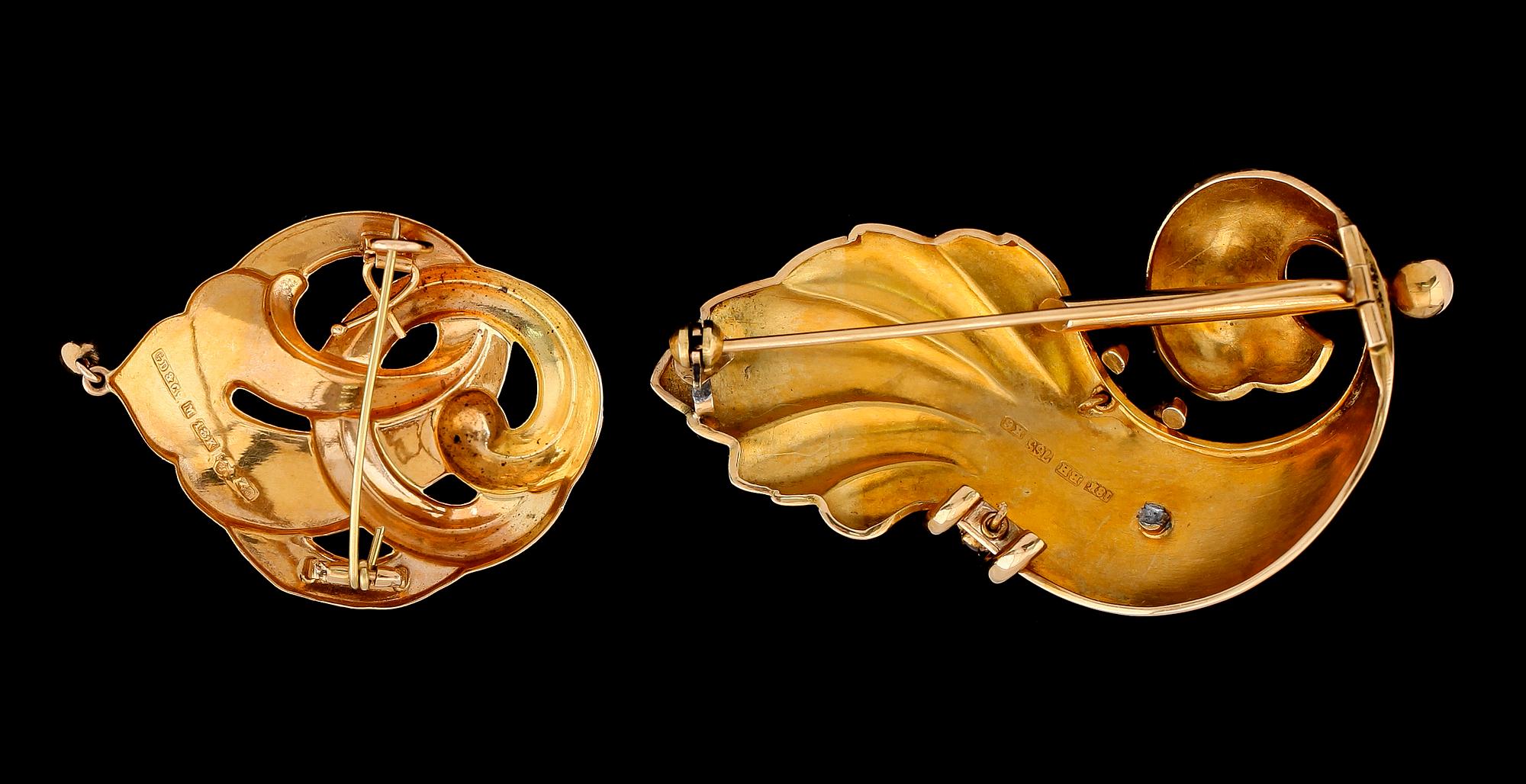BROSCHER, 2 st, 18K guld, svenska stämplar 1888 och 1950. Total vikt ca 12 g.