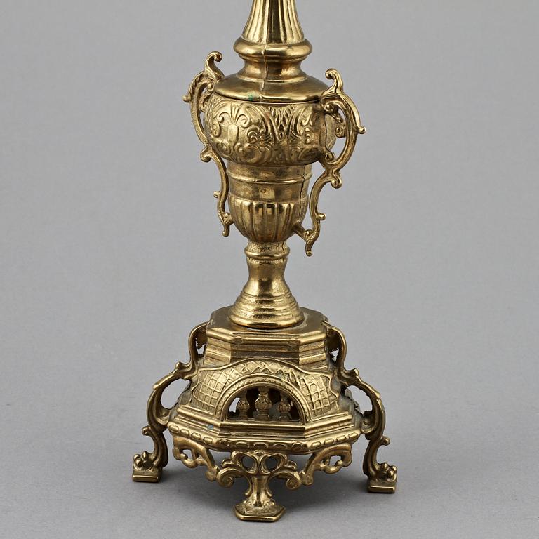 KANDELABRAR, ett par, gulmetall, Louis XV-stil, 1900-tal.