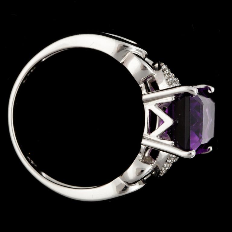 RING, 18k vitguld, trappslipade ametist med 6 mindre briljantslipade diamanter, tot ca 0,06 ct. Vikt ca 4,5 gram.